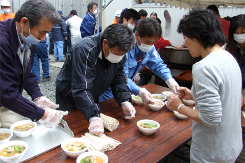 Distributing the meals