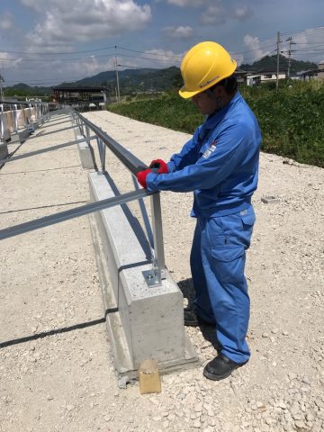 太陽光の架台組み立て作業中