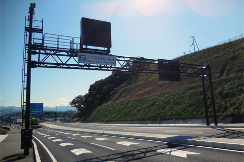 門型の道路情報表示設備の全景